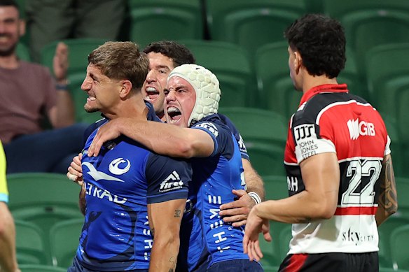 Zac Lomax celebra su gol con la Western Force el sábado por la noche.