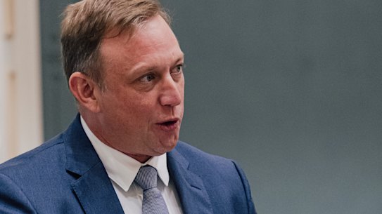 El líder de la oposición, Steven Miles, en el parlamento estatal el año pasado.