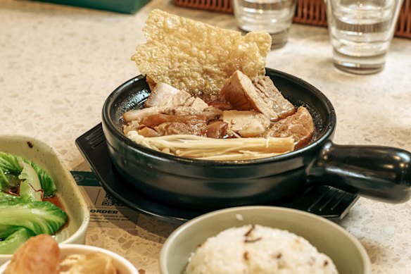 Bak Kut Tea, a pig screams, comes with puffs of puffs, puffs and empti mushrooms, serve in a hlypot.