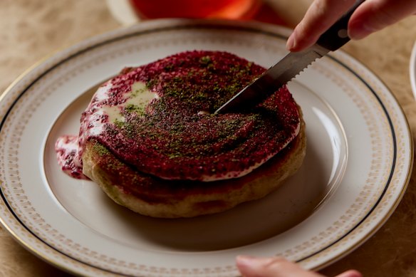 Fried spelt bread with cultured cream, beetroot powder and spring onion.