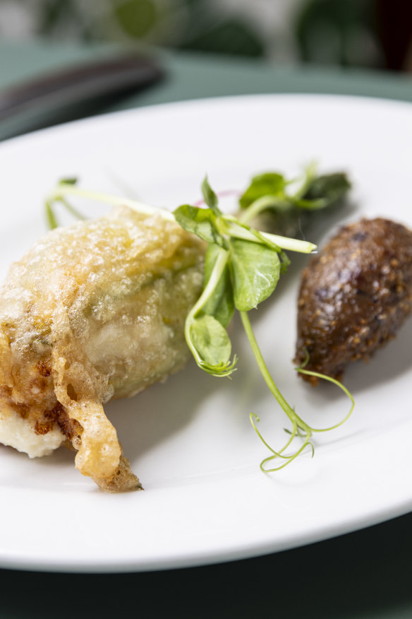 Fried zucchini flower.