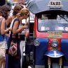 M4R9JC Tourists hiring a Tuk Tuk, Khao San Road, Bangkok, Thailand Tourists get a tuk tuk