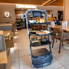 A robot delivers dishes at DooBoo.