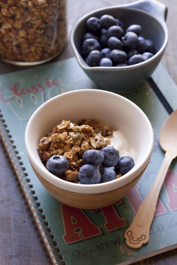 Granola with yoghurt and blueberries.