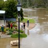 As it happened: Residents brace for worsening conditions in Echuca; evacuation warnings continue as floodwaters rise