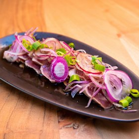 Katsuo no tataki (bonito sashimi).
