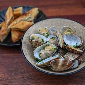 Clams with chinese doughnuts.