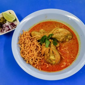 Khao soi kai (Thai egg noodle soup).