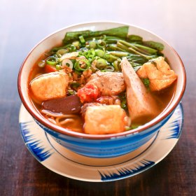 The canh bun (water spinach noodle soup).
