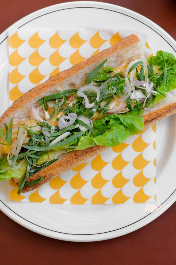 Chicken baguette with bearnaise, cos lettuce and shallots