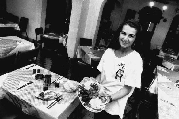 Πρώην υπάλληλος Ελένη Μπελίνη στην ταβέρνα Στέκι το 1992.