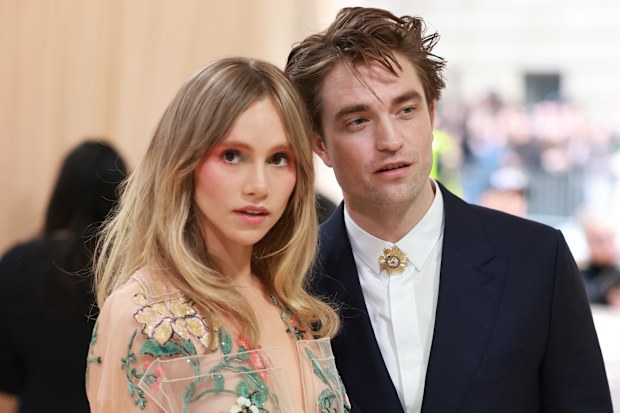 Suki Waterhouse and Robert Pattinson at the 2023 Met Gala, celebrating 'Karl Lagerfeld: A Line Of Beauty' at The Metropolitan Museum of Art (Photo by Theo Wargo/Getty Images for Karl Lagerfeld)