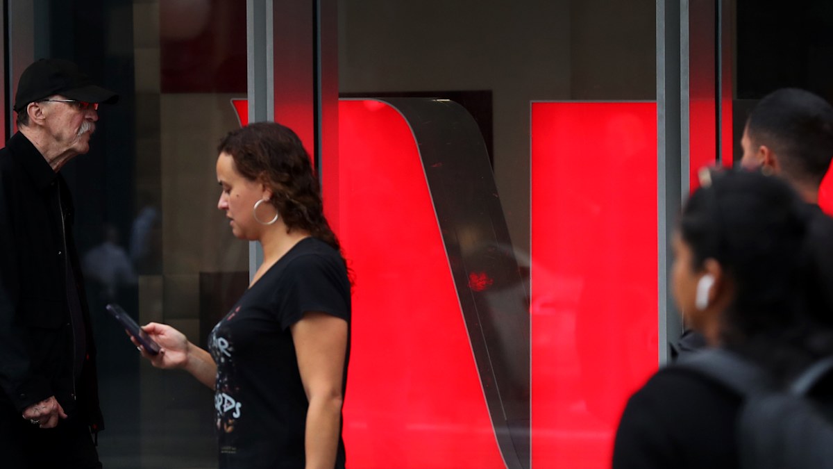 Westpac to axe hundreds jobs on another grim day for Australia’s banking sector