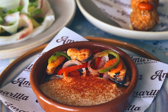 Marinated mussels, potato and espelette.