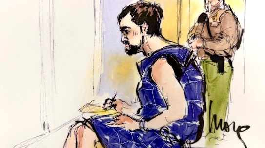 Nick Reiner, vestido com um colete protetor azul, fez sua primeira aparição no tribunal acusado de assassinato no assassinato de seus pais Rob e Michele Reiner, no Tribunal Superior de Los Angeles.