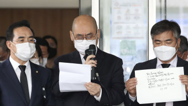 Officials from the Seoul Metropolitan Government show a note, right, left by Park Won-soon.