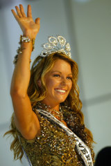 Jennifer Hawkins after being crowned Miss Universe 2004.