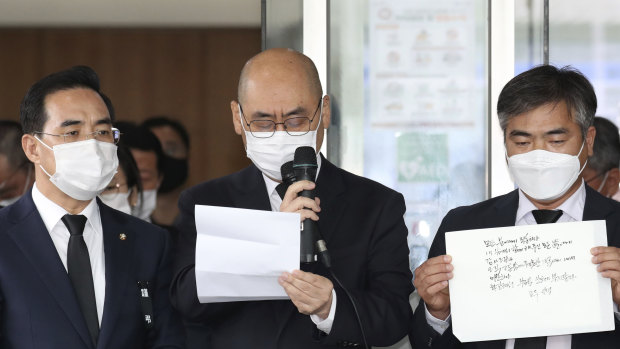 Officials from the Seoul Metropolitan Government show a note, right, left by Park Won-soon.