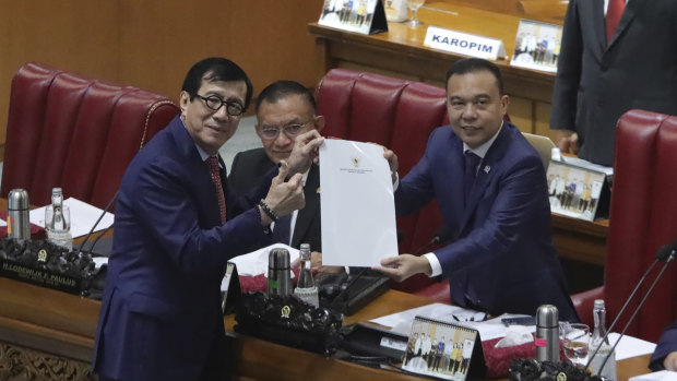 印度尼西亚议会通过新刑法后，法律和人权部长 Yasuna Lawley（左）合影留念。