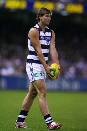 Tom Hawkins kicks for goal on debut in 2007