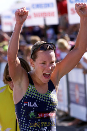 Loretta Harrop celebrates after winning the elite women’s World Triathlon Championship in Montreal in 1999.