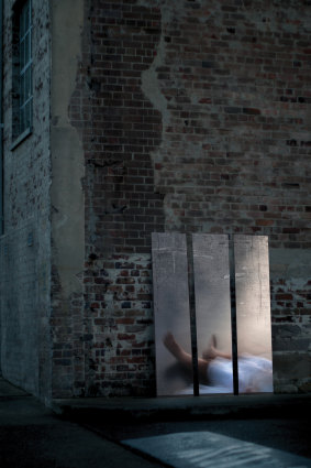 Kate Baker's <i>Lena on the Tramp</i>, her Hindmarsh Prize winning piece of glass art.