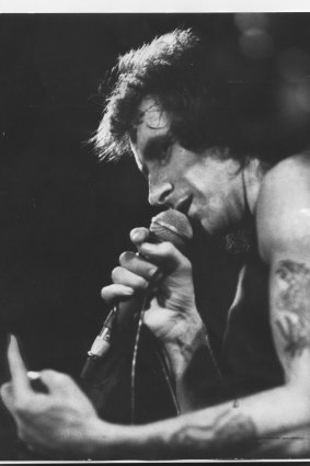 Bon Scott performing 1977. 