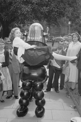 Robby The Robot demonstrates "chucking-out" technique in Sydney on 16 October 1956. 