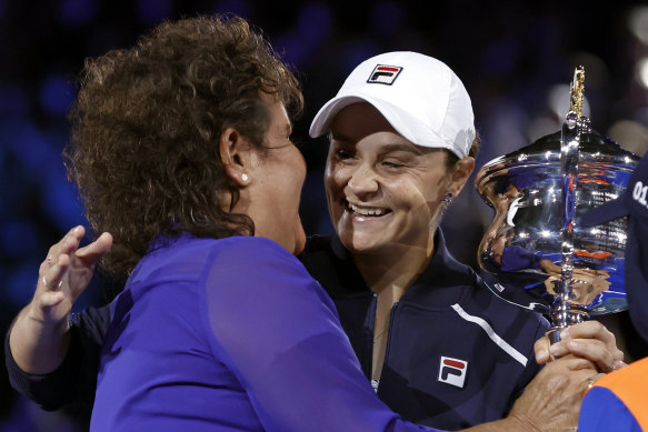 Ash Barty embraces mentor and former world No.1 Evonne Goolagong Cawley.