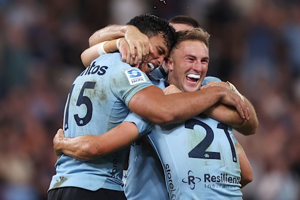 Joseph-Aukuso Suaalii and Jack Bowen of the Waratahs celebrate beating the Chiefs