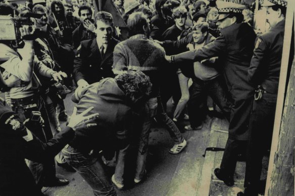 Police clash with Builders Labourers Federation members in 1986.