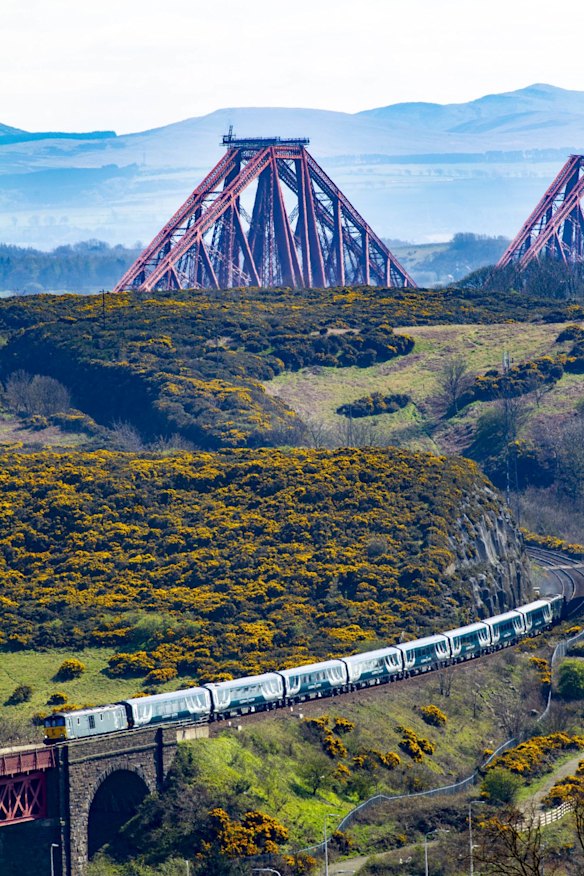 The Caledonian Sleeper e Forth Bridge na Escócia.