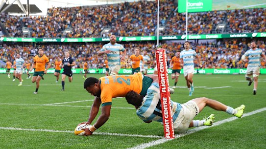 Filipo Daugunu goes over to score.