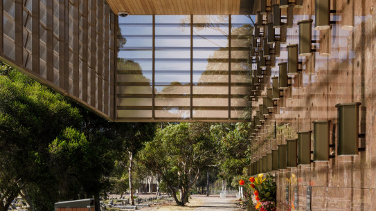 Each stone has a different colour, from blacks to gold veins through to those with green hues.