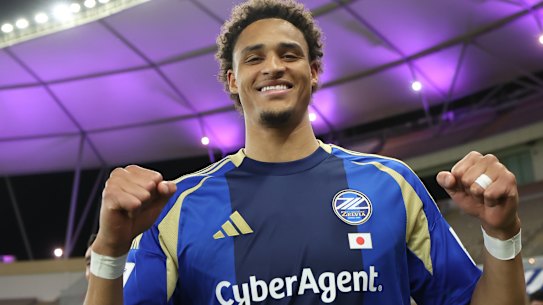 Tete Yengi celebrates an AFC Champions League win with Machida Zelvia.