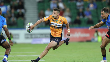 Tom Banks throws a pass out the back. 