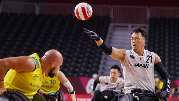 Yukinibu Ike of Team Japan fights Australia’s Ryley Batt for the ball in Friday’s wheelchair rugby match in which Japan beat Australia 57-53.