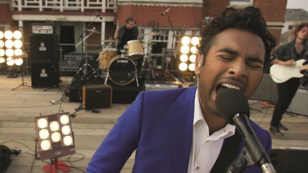 Jack Malik (Himesh Patel) wakes up in a world where the Beatles never existed in Yesterday. 