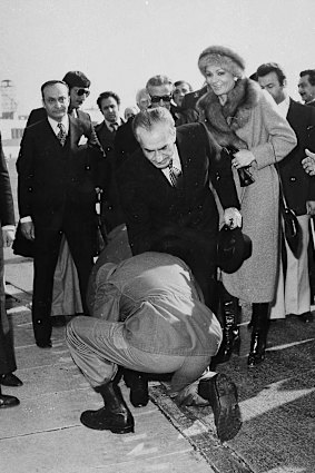 A soldier kissing Shahma's feet Reaze pahlavi in ​​Tehran in 1979. 