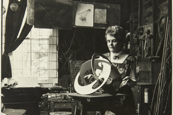 Margel Hinder with the model for Interlock (1973 -79).