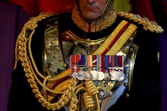 Kraliyet Muhafızlarının karmaşık üniforması.