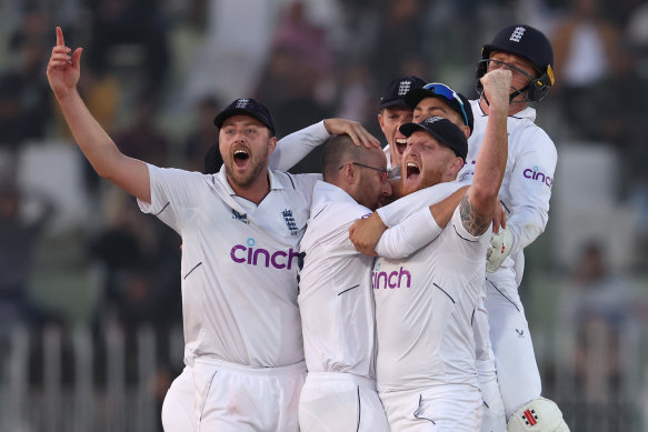 England celebrate a remarkable Test victory after the last Pakistan wicket falls.