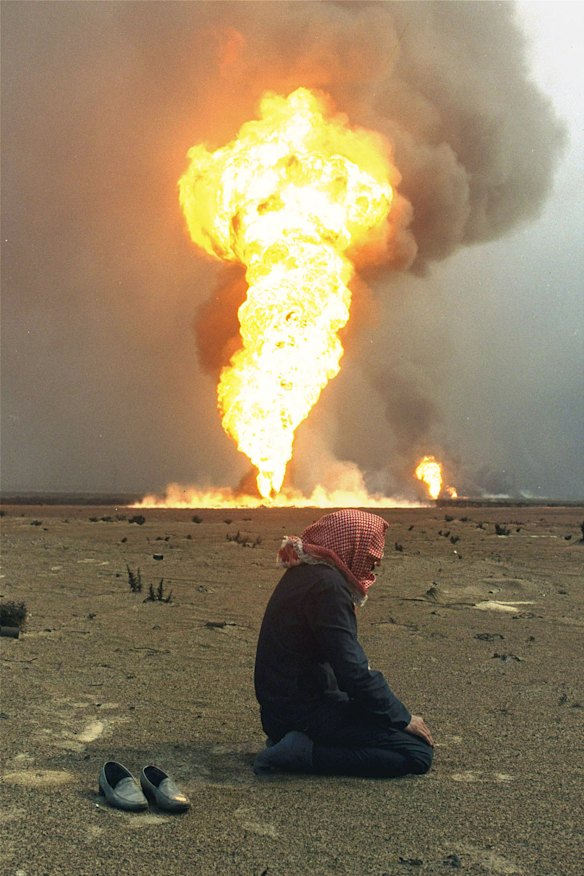 Um poço de petróleo no Kuwait queima após a derrota do Iraque na Guerra do Golfo em 1991. 