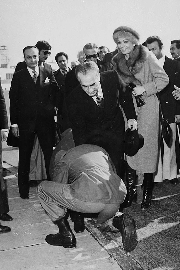 A soldier kisses the feet of Iran’s Shah Mohammad Reza Pahlavi in Tehran in 1979. 