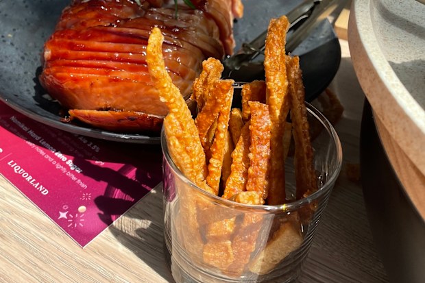 Pork crackling as a crudite