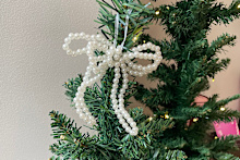 Pearls are jumping from your jewellery box onto your Christmas tree.