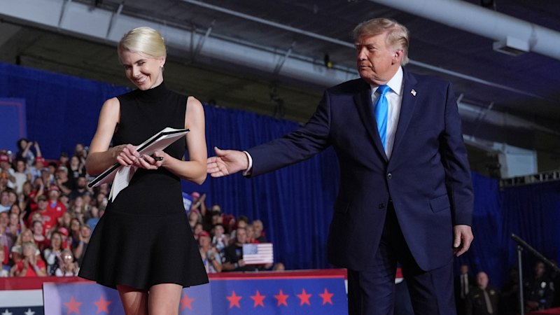Trump, vergi mükellefleri tarafından finanse edilen reklamlara boyun eğdi, miting kalabalıklarıyla ilgili haberlere öfkelendi.