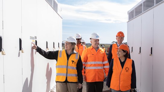 Premier Jacinta Allan and minister Lily D’Ambrosio view the SEC’s Big Battery in Plumpton last year. 