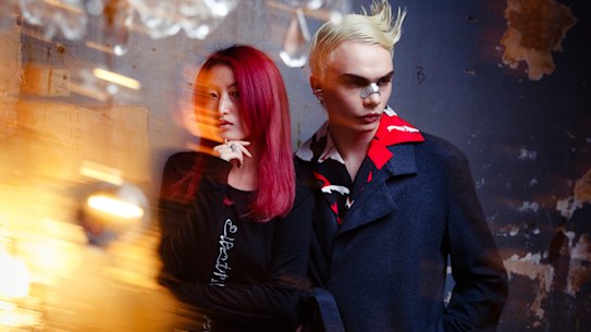 O designer Alvi Chung da Speed ​​​​com o modelo Elliot Cowan vestindo um de seus designs. Chung é cofundador do WINGS Independent Fashion Festival.