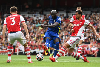 Romelu Lukaku z Chelsea strzela pod presją Pablo Mari z Arsenalu.